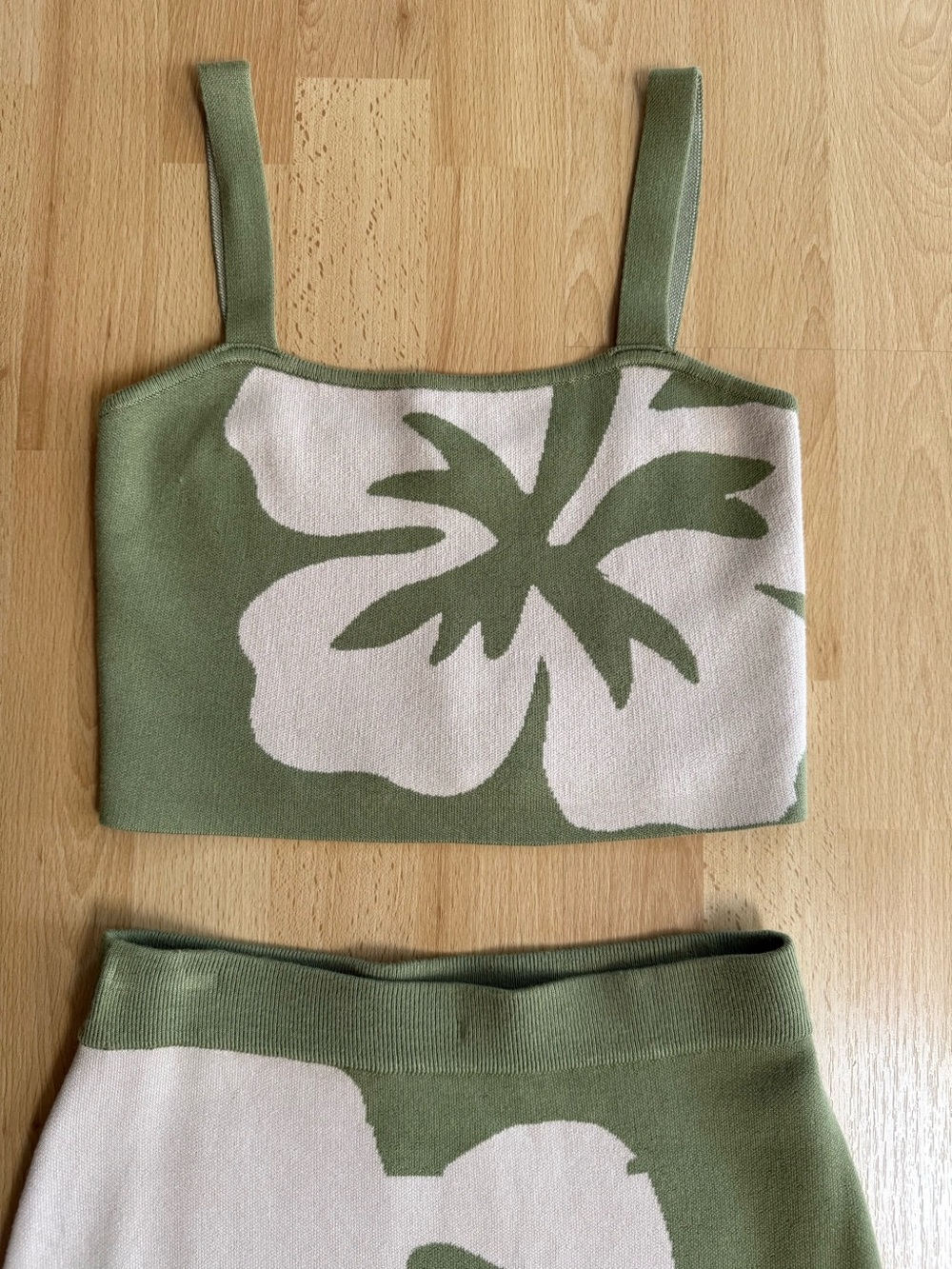 Green and White Tropical Leaf Knit Skirt Set - NWOT - Never Been Worn - Picture 2 of 7